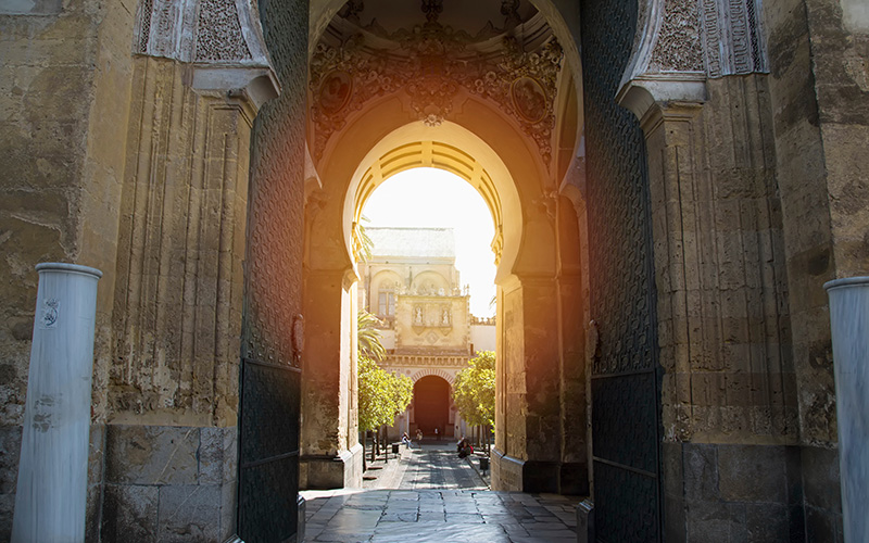Entrada e interior de la Mezquita de Córdoba, Patrimonio de la Humanidad. Foto: 123RF.